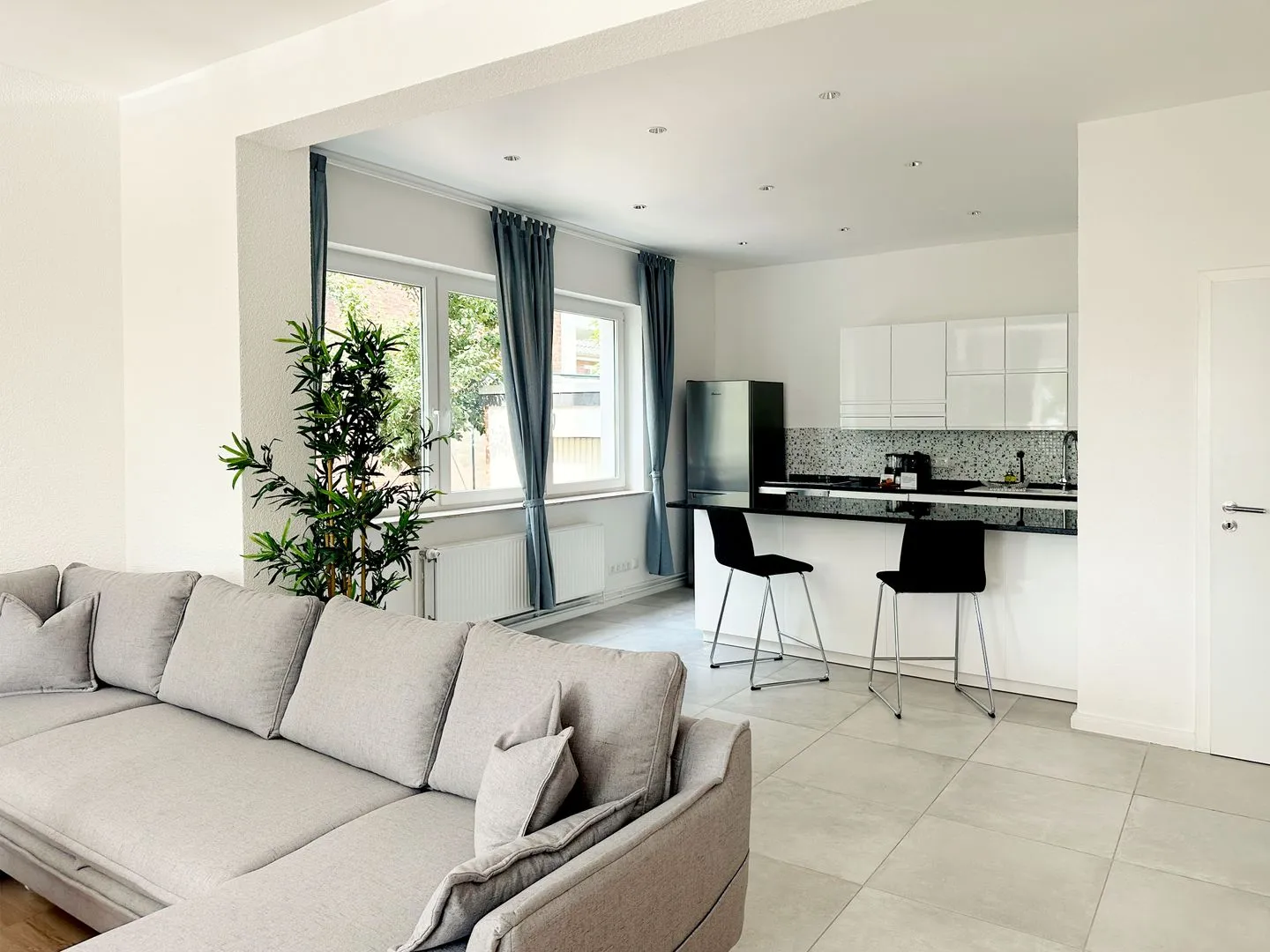 Hafenromantik pur - Ferienwohnung mit erstklassigem Blick von "Momentic" Neustadt in Holstein - Geräumige offene Küche mit Sitzbereich