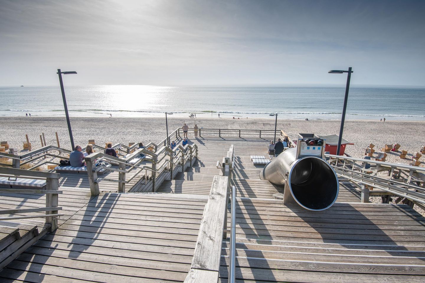 Promenadentreppe mit Rutsche an den Strand