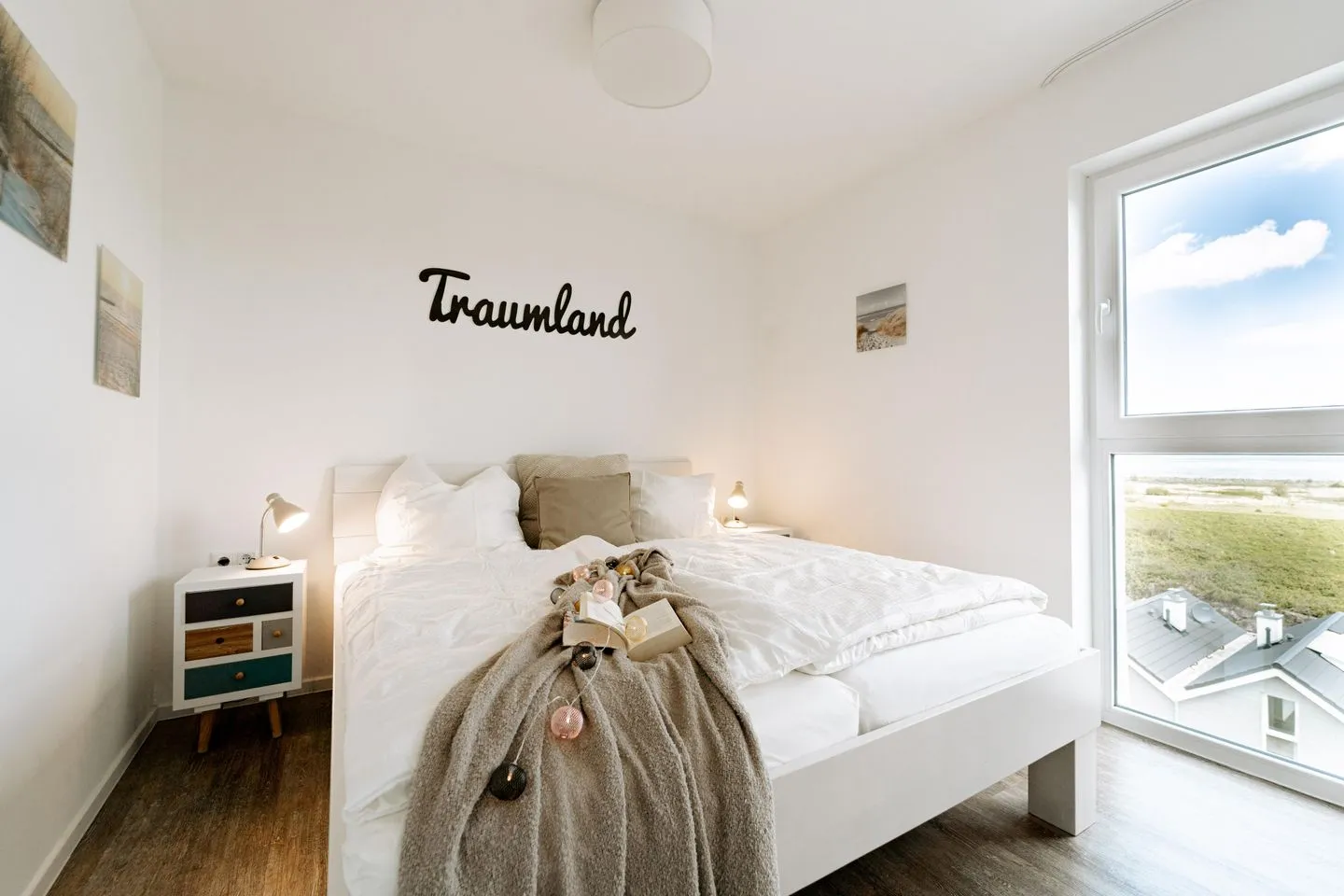 WattnMeer von oben (48.5.N) Wangerland - Schlafzimmer mit Doppelbett und TV zum Meer