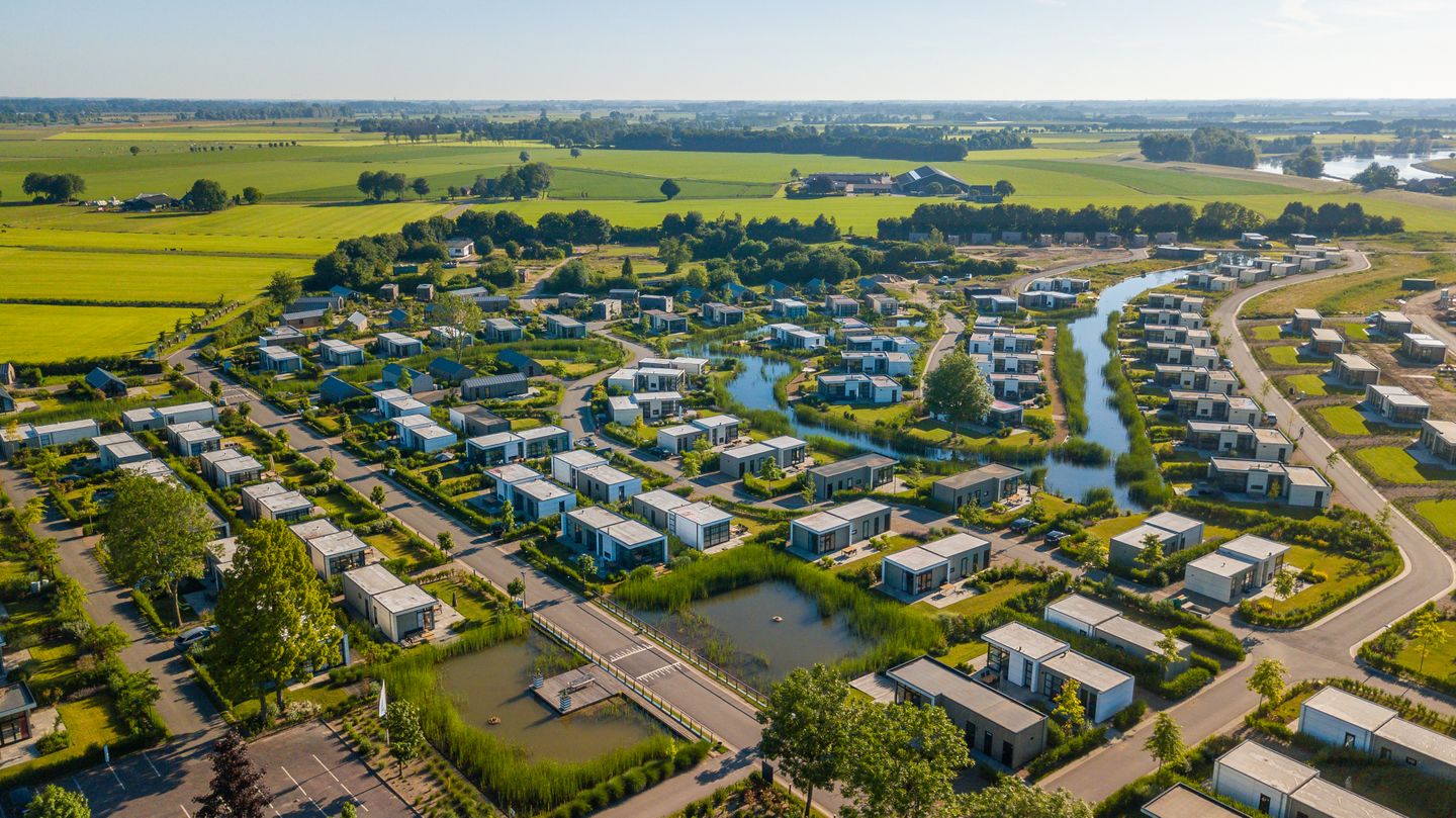 EuroParcs Marina Strandbad mit Wellness-Chalets oben links