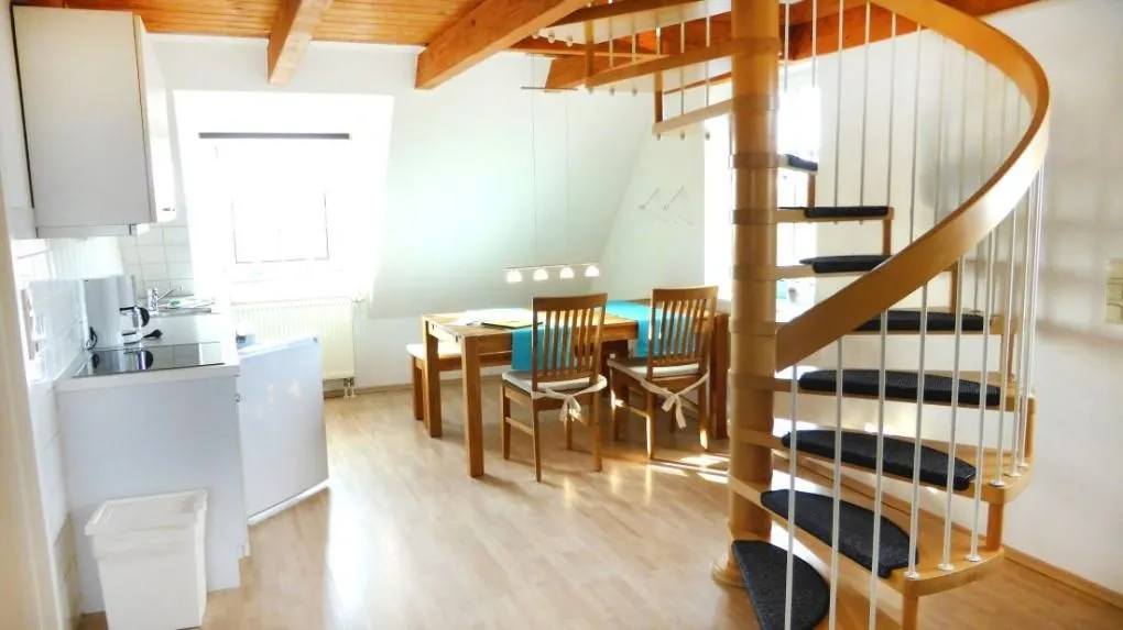 Haus Nordlicht Ferienwohnung *Auer Lun* Nebel auf Amrum - Küche, Essplatz und Treppe in der Ferienwohnung Auer Lun in Nebel aufAmrum