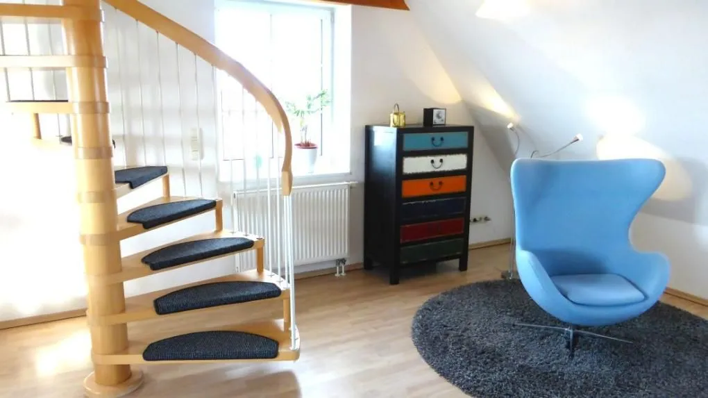 Haus Nordlicht Ferienwohnung *Auer Lun* Nebel auf Amrum - Sessel und Treppe in der Ferienwohnung Auer Lun in Nebel aufAmrum