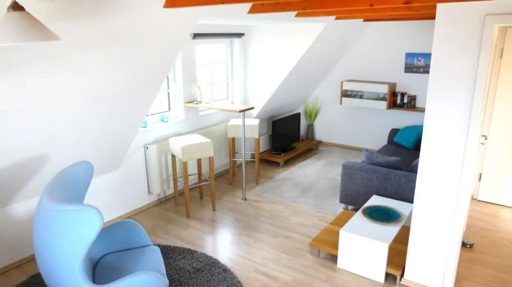 Haus Nordlicht Ferienwohnung *Auer Lun* Nebel auf Amrum - Sofa und TV Bereich in der Ferienwohnung Auer Lun in Nebel auf Amrum