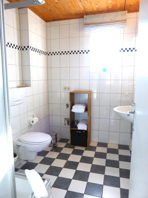 Haus Nordlicht Ferienwohnung *Bi Strun* Nebel auf Amrum - Badezimmer in der Ferienwohnung Bi Strun Nebel auf Amrum