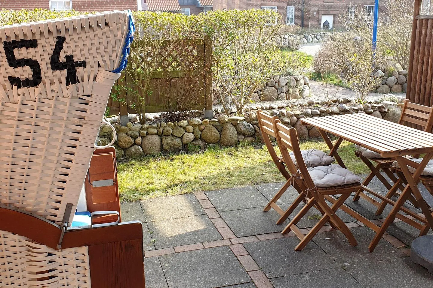 Ferienwohnung *Windstille* Wittdün auf Amrum - Terrasse der Ferienwohnung Windstille in Wittdün auf Amrum im Frühling