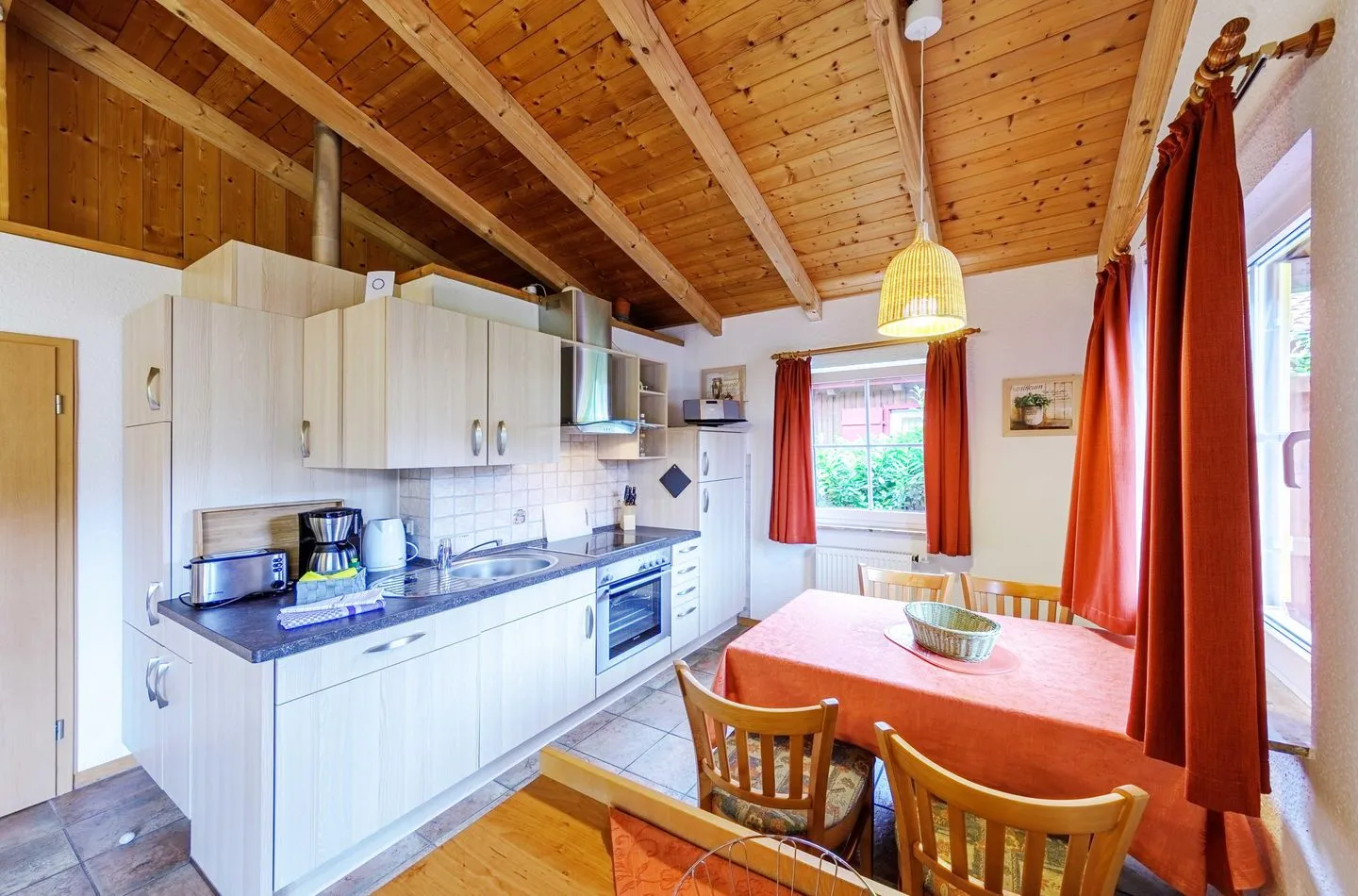 Sonnenschein Jabel - Ferienhaus Sonnenschein in Jabel Blick in die Küche mit Essbereich