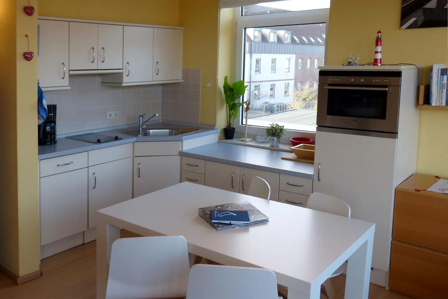 Haus *Therese* Ferienwohnung *Therese 8* Wittdün auf Amrum - Wohnzimmer mit offener Küche in der Ferienwohnung Therese 8 in Wittdün auf Amrum