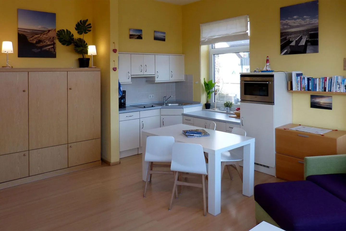 Haus *Therese* Ferienwohnung *Therese 8* Wittdün auf Amrum - Wohnzimmer mit offener Küche in der Ferienwohnung Therese 8 in Wittdün auf Amrum
