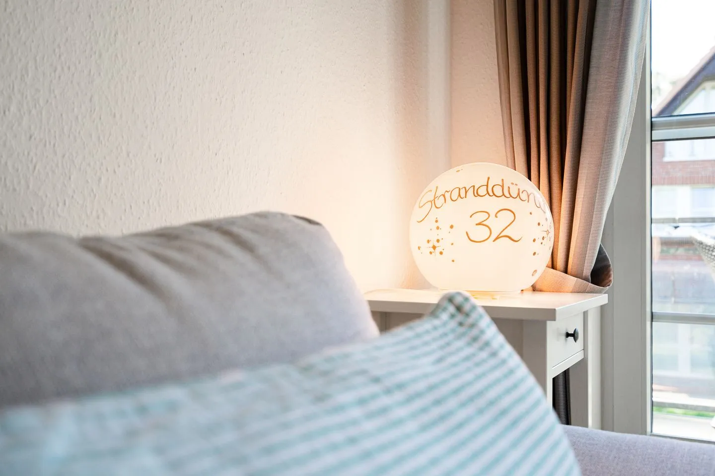Gorch-Fock-Park Ferienwohnung "App.32 Stranddüne" Timmendorfer Strand - Wohnzimmer mit Couch, Fernseher und Sitzecke