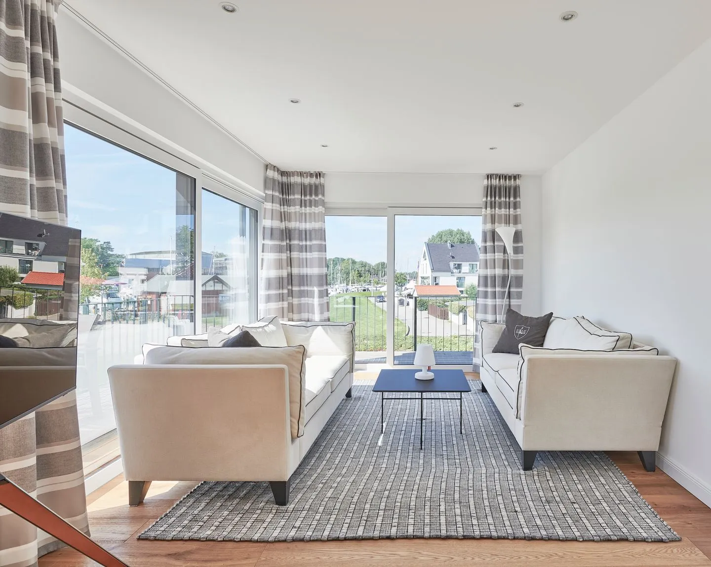 Hafenglück - mit Balkon & außergewöhnlichem Hafenblick - Wohnzimmer