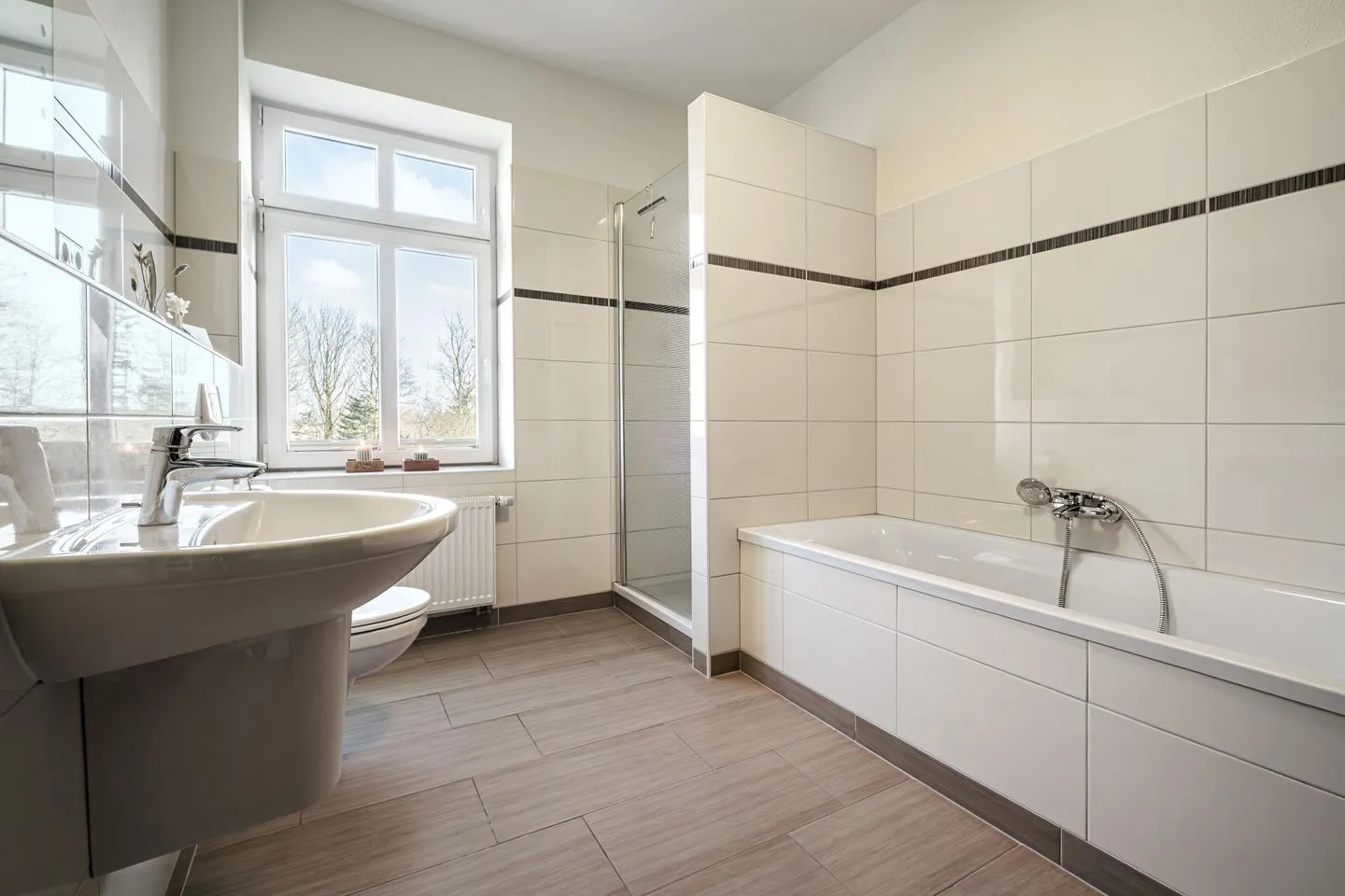 Ferienwohnung Gut Hardesby Sörup - Badezimmer mit Dusche und Badewanne