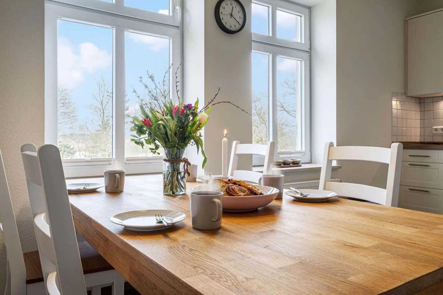 Ferienwohnung Gut Hardesby Sörup - Essbereich mit Blick in den großen Garten