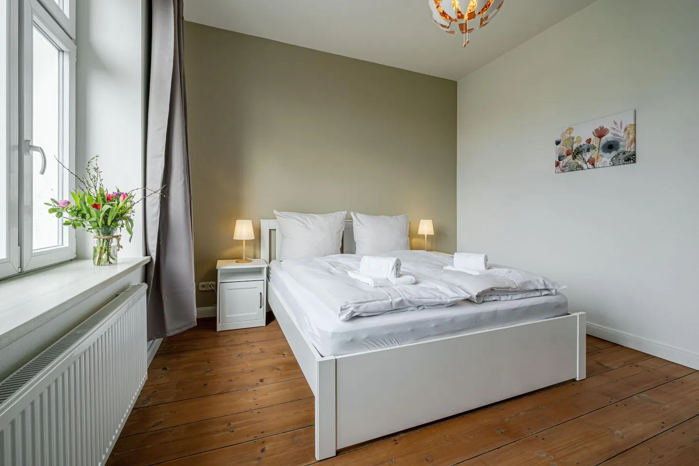 Ferienwohnung Gut Hardesby Sörup - Schlafzimmer zur Hofseite mit Doppelbett (160x200cm)