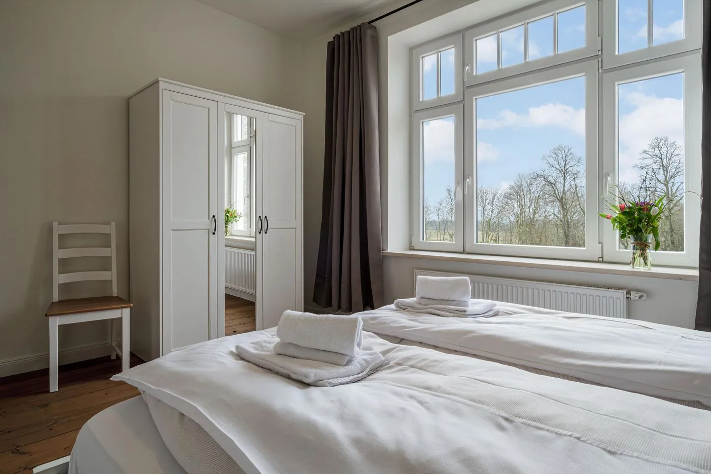 Ferienwohnung Gut Hardesby Sörup - Schlafzimmer zur Hofseite mit Kleiderschrank