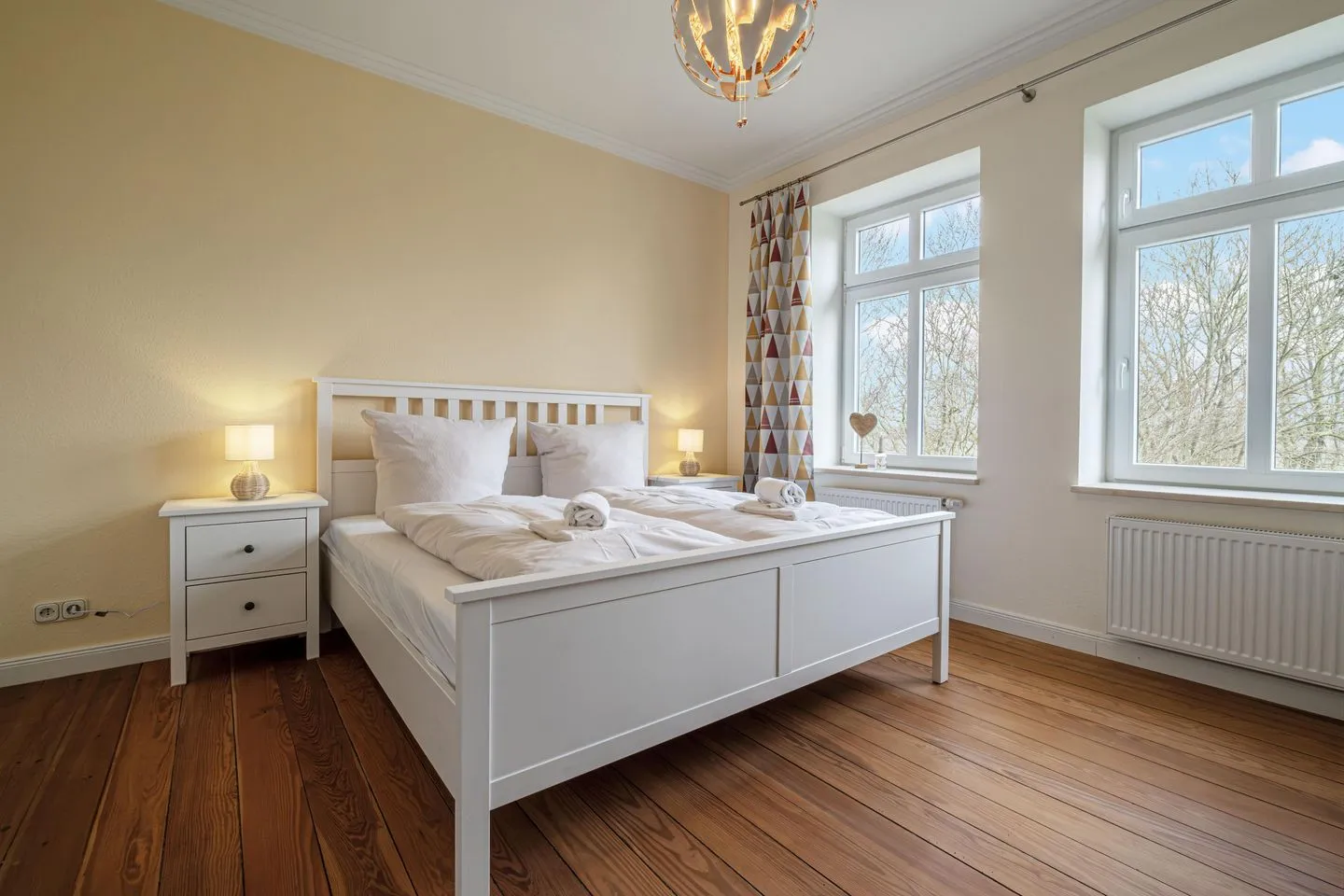 Ferienwohnung Gut Hardesby Sörup - Schlafzimmer zur Gartenseite mit großem Doppelbett(180x200cm)