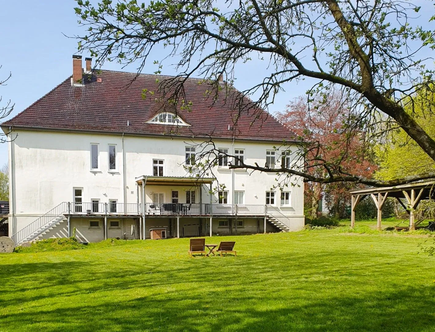 Ferienwohnung Gut Hardesby Sörup - Rückseite des Hauses mit Garten und Terrasse