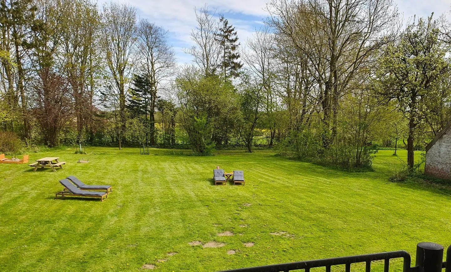 Ferienwohnung Gut Hardesby Sörup - Großer, eingezäunter Gartenbereich mit Liegestühlen, Sandkiste und Feuerstelle