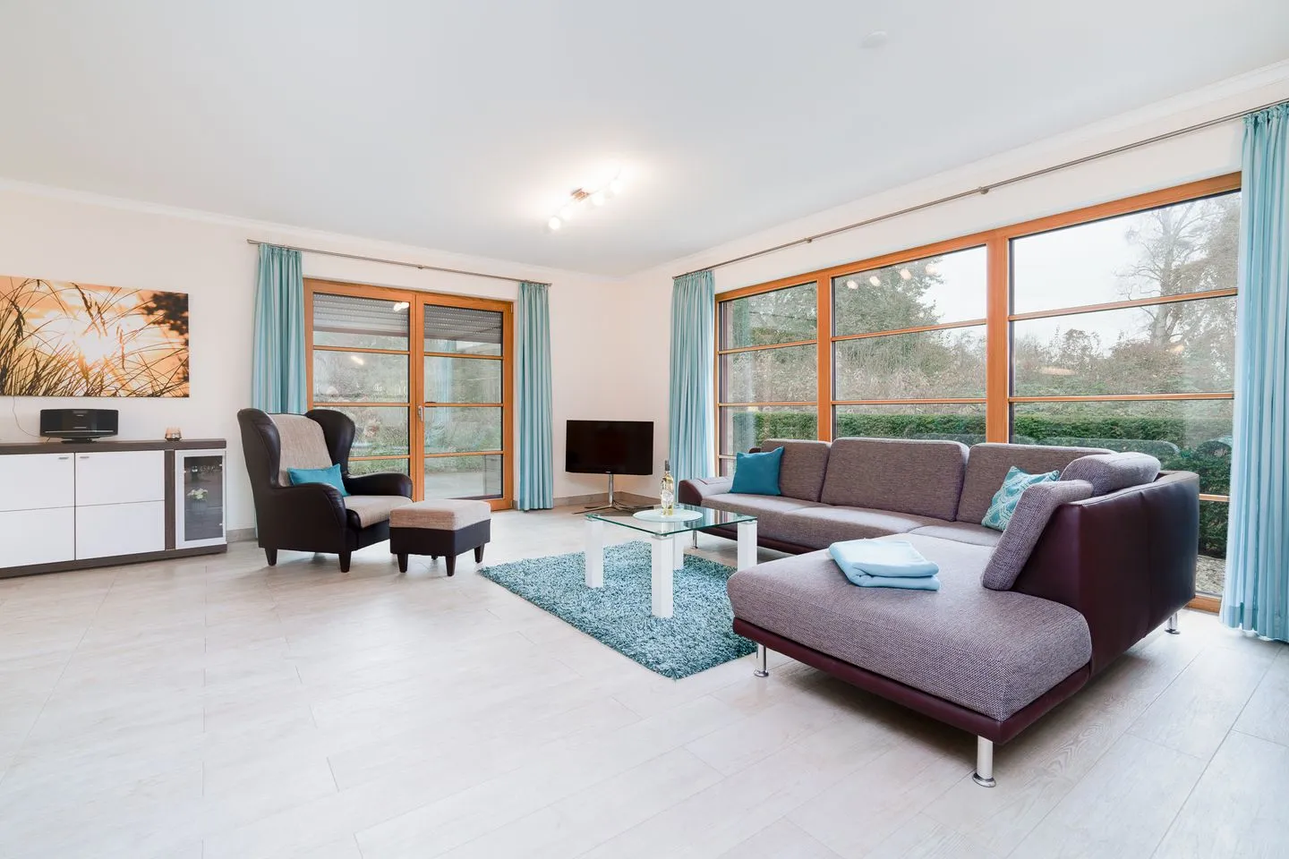 Ferienwohnung "Birkenhain 5" Timmendorfer Strand - Wohnzimmer, Fernseher, Couch, Sofa, Esstisch, Kommode