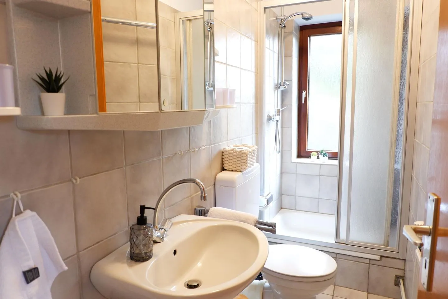 Ferienhaus an der Au Dahme - Badezimmer mit Dusche und Fenster