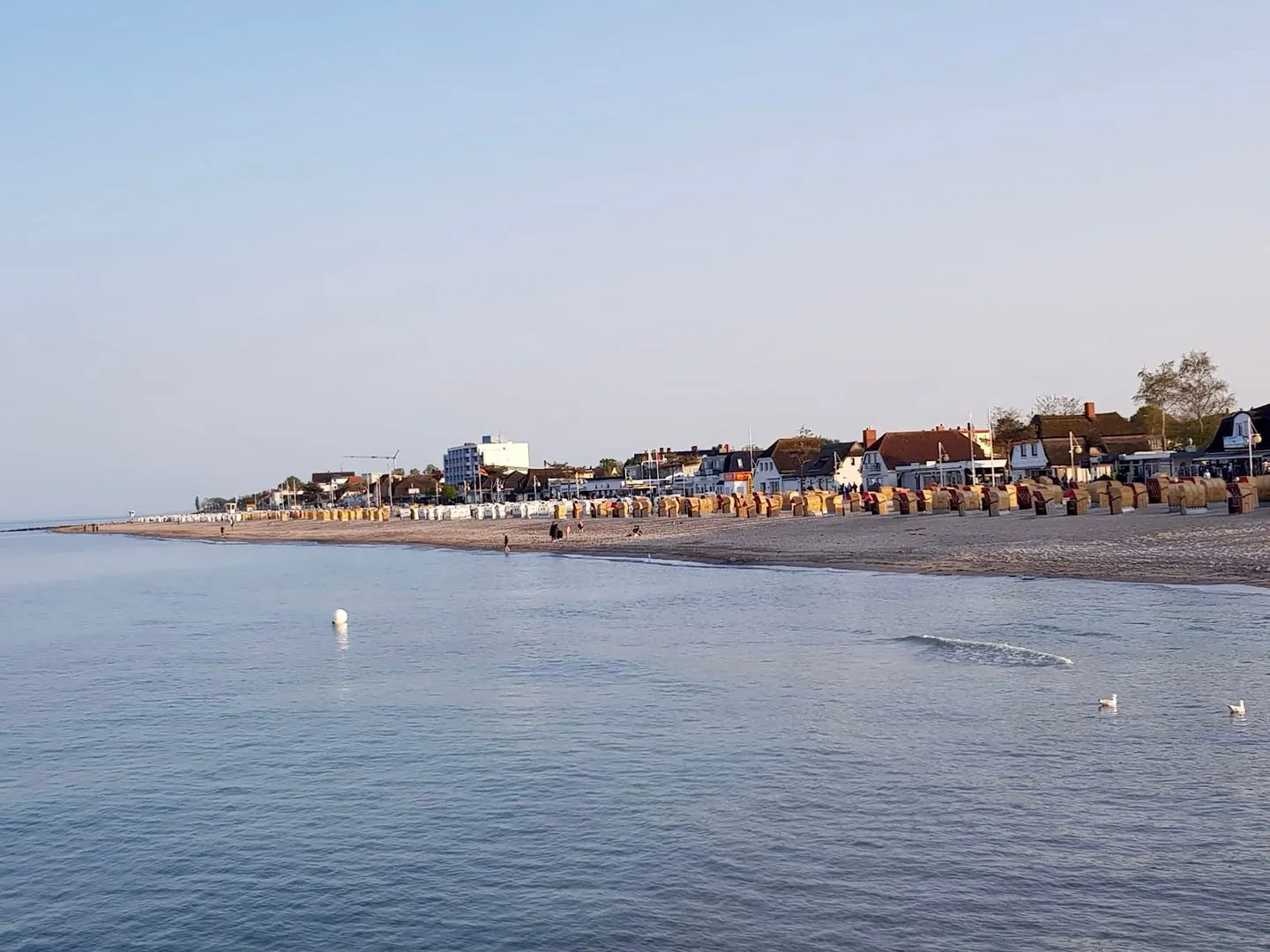 Ferienhaus an der Au Dahme - Blick von der Seebrücke auf den Strand und die Promenade