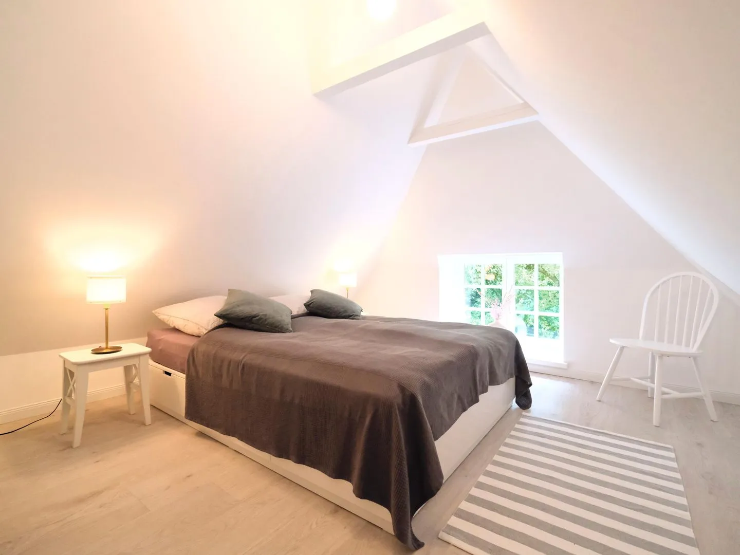 Reetdachkate Fuchsgraben Steinbergkirche - Schlafzimmer mit Doppelbett (160x200cm) und Gartenblick