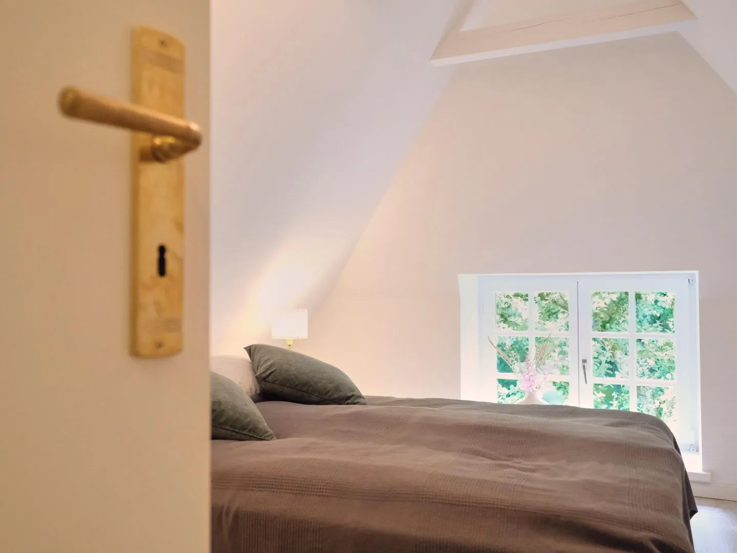 Reetdachkate Fuchsgraben Steinbergkirche - Blick in das Schlafzimmer unterm Spitzdach