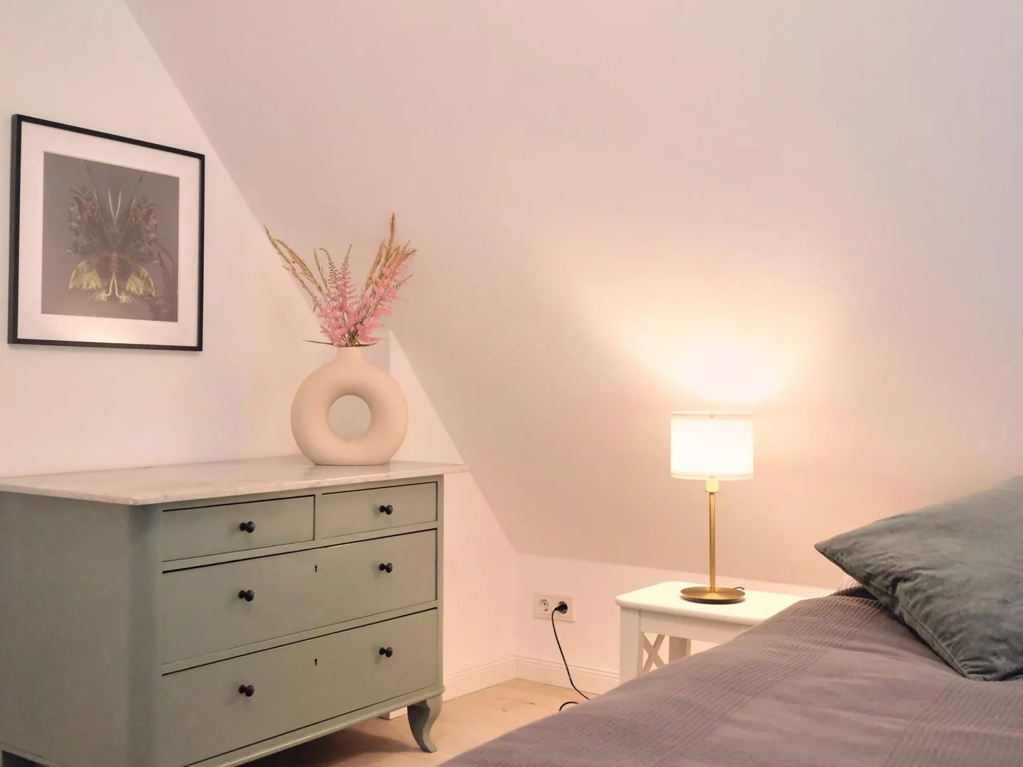 Reetdachkate Fuchsgraben Steinbergkirche - Schlafzimmer mit Vintage-Kommode