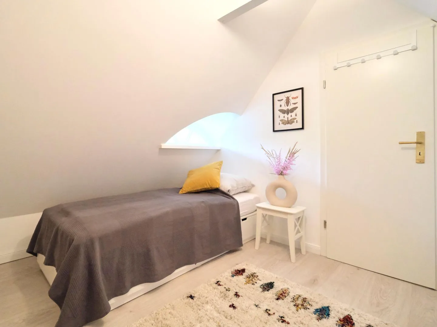 Reetdachkate Fuchsgraben Steinbergkirche - Schlafzimmer mit 2 Einzelbetten und typischer Dachgaube