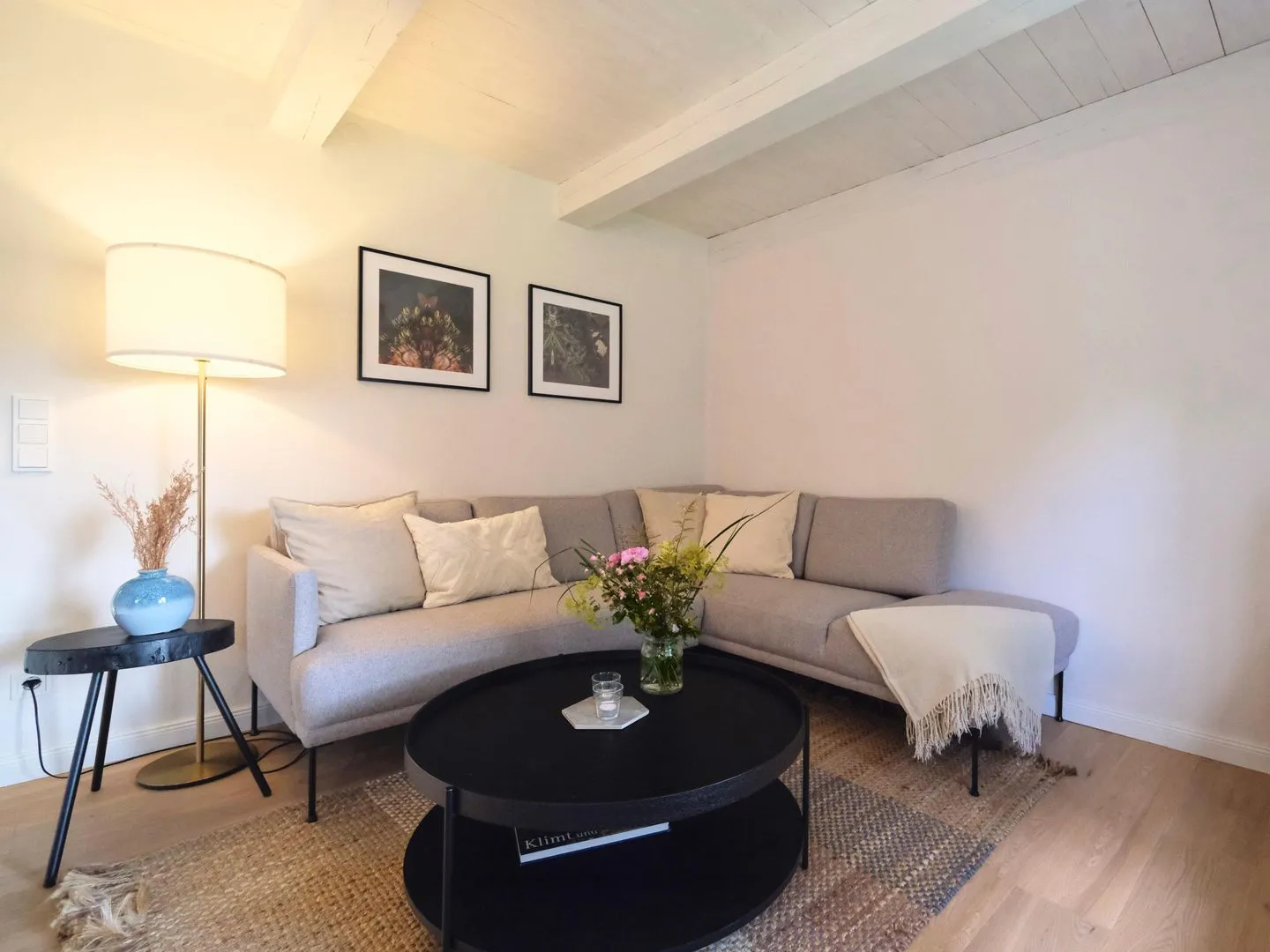 Reetdachkate Fuchsgraben Steinbergkirche - Wohnzimmer mit gemütlicher Eck-Couch
