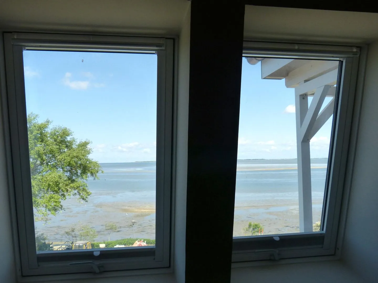 Haus *Weiße Düne* Ferienwohnung *Weiße Düne 7* Wittdün auf Amrum - Blick auf das Wattenmeer aus dem Schlafzimmer in der Ferienwohnung Weiße Düne 7 in Wittdün auf Amrum