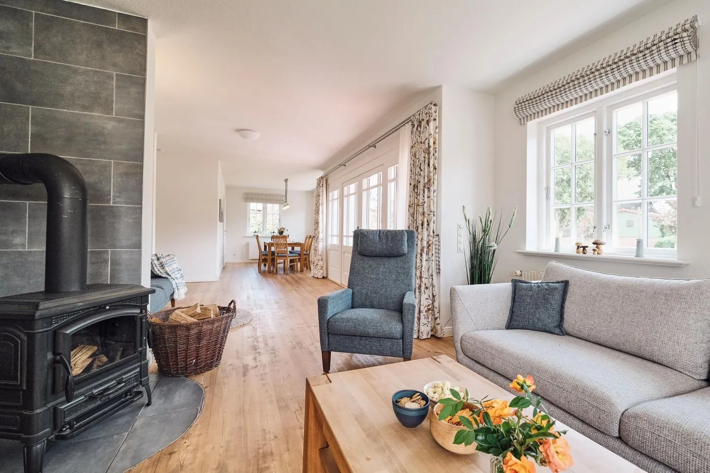 Landhaus Markerup Husby - Großer Wohn-/Essbereich mit Kaminofen