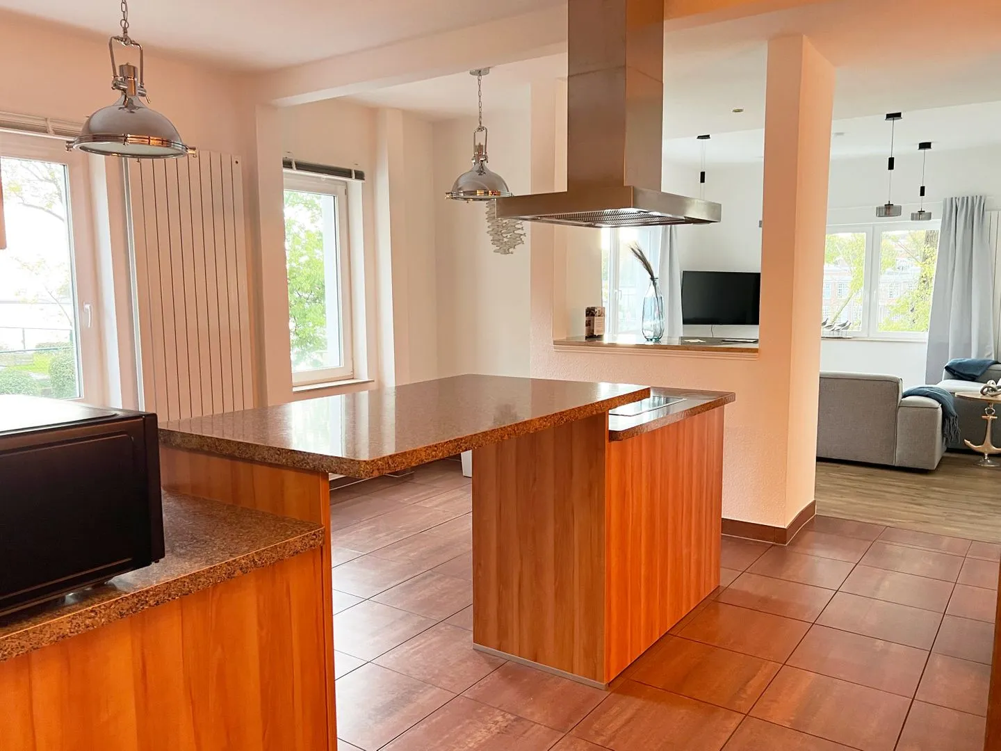 Große Ferienwohnung mit traumhaftem Hafenblick von "Momentic" Neustadt in Holstein - Offene große Küche mit Wasserblick