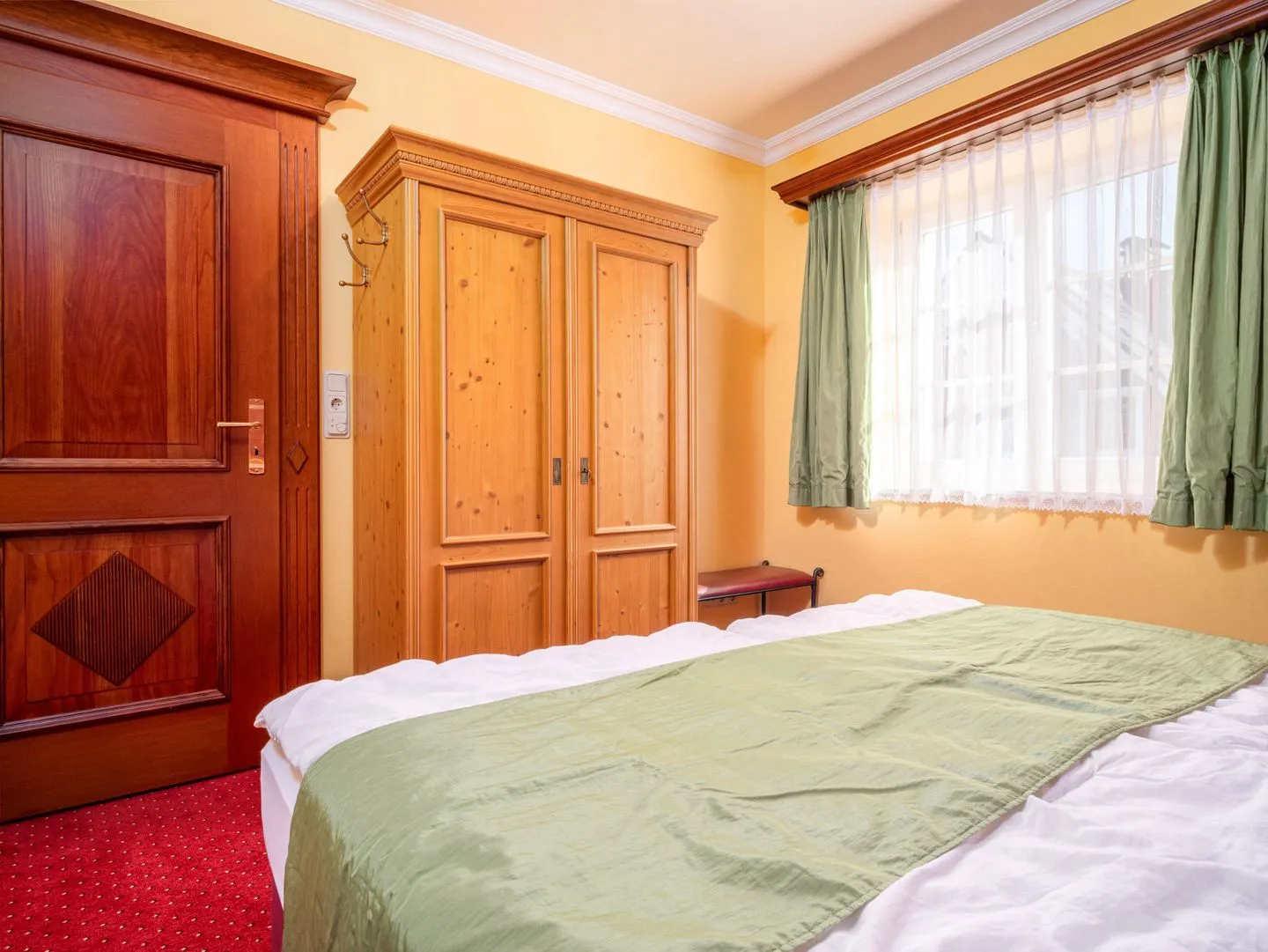 Haus Brise Ostseeheilbad Zingst - 2. Schlafzimmer mit Doppelbett und Kleiderschrank
