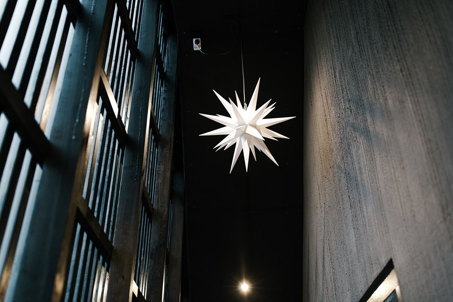 Hausansicht DIE.VIER in Wieck - Ferienhausensemble, Aufgang zur Sauna mit leuchtendem Herrnhuterstern am Abend