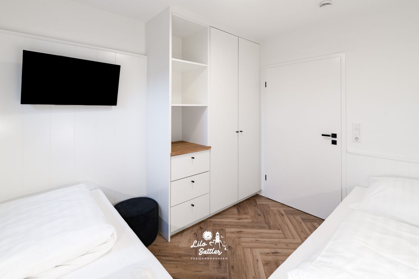 DeLi - Schlafzimmer mit zwei Einzelbetten mit Blick in den Raum