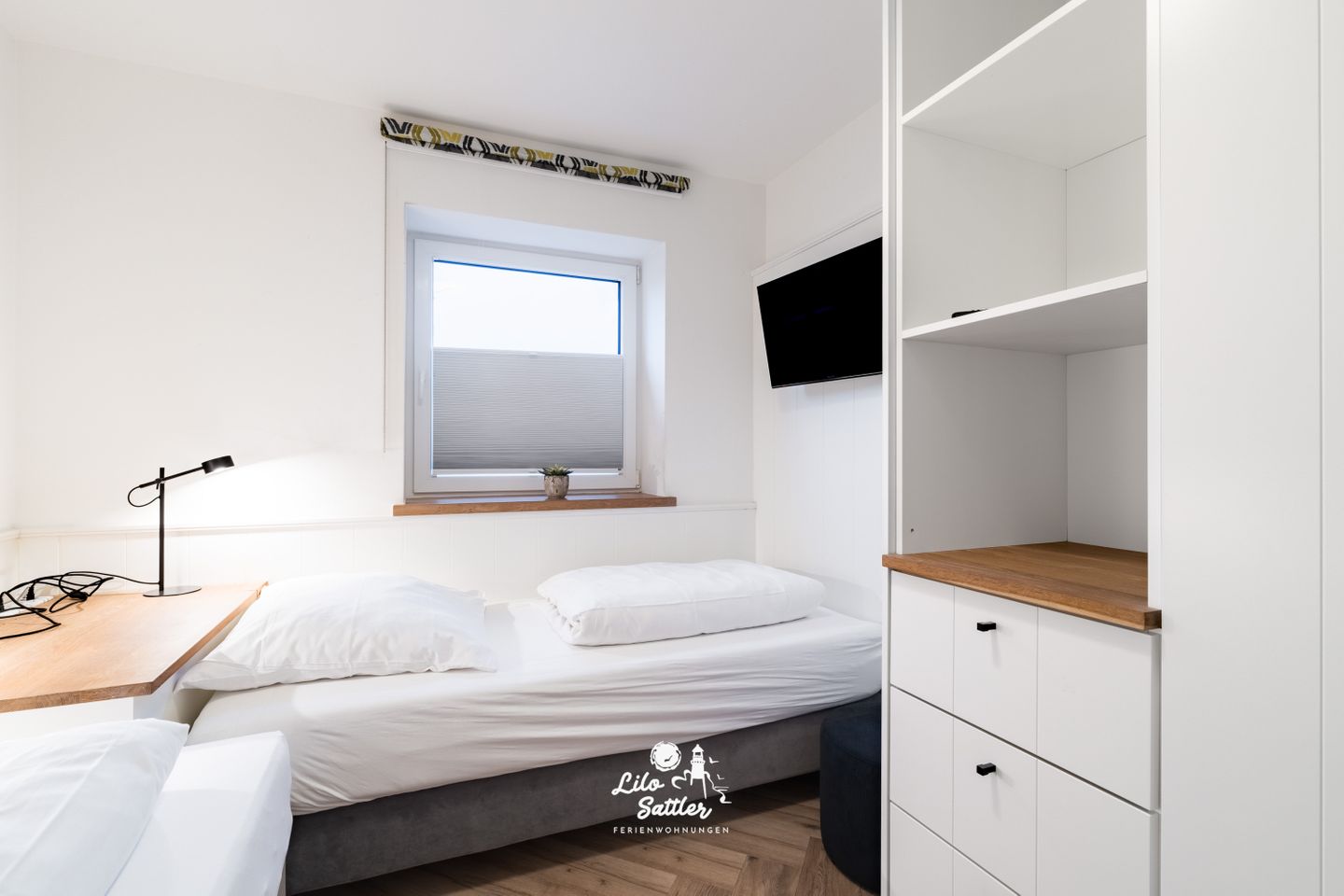DeLi - Schlafzimmer mit zwei Einzelbetten mit Blick auf den Schrank