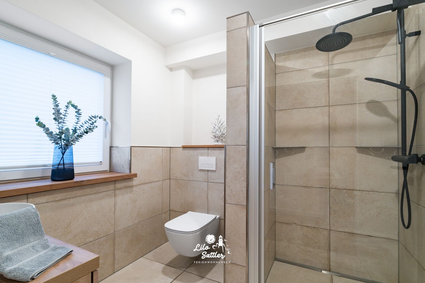 DeLi - Badezimmer mit Dusche und WC
