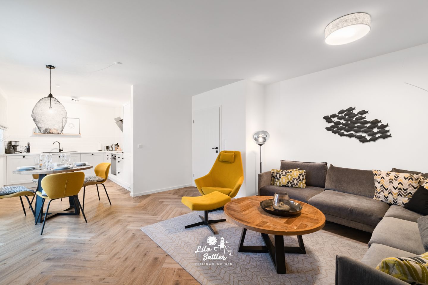 DeLi - Blick Wohnzimmer mit Küchenzeile