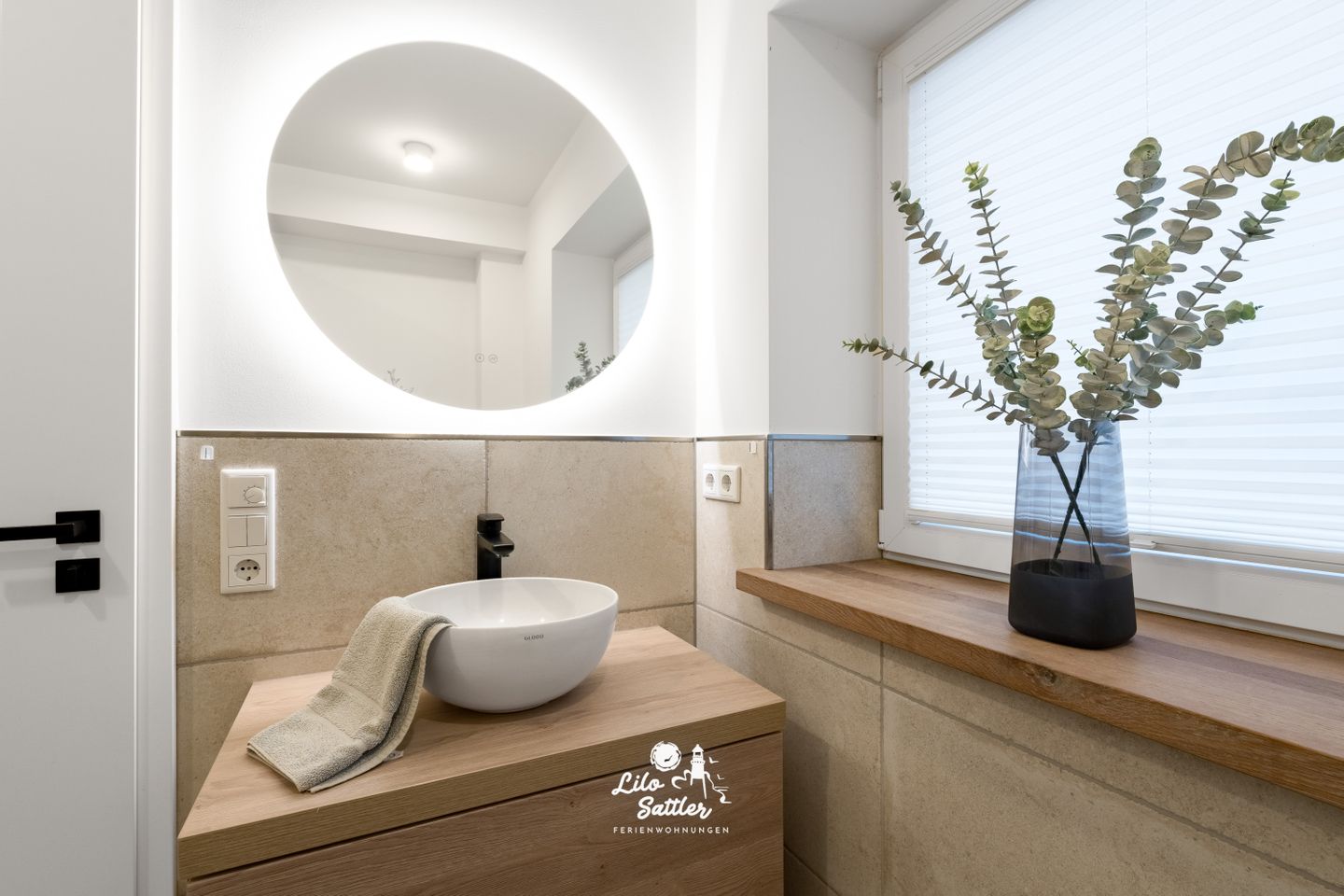 DeLi - Badezimmer mit Blick auf Waschtisch