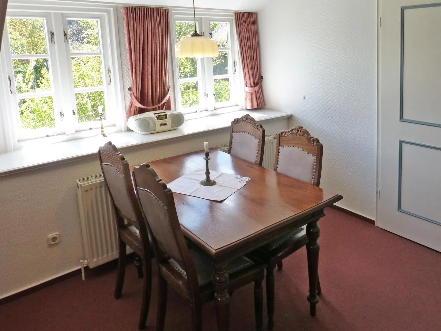 *Sillo´s Hüs 3* Nebel auf Amrum - Wohnstube mit Esstisch in der Ferienwohnung Sillo´s Hüs 3 in Nebel auf Amrum
