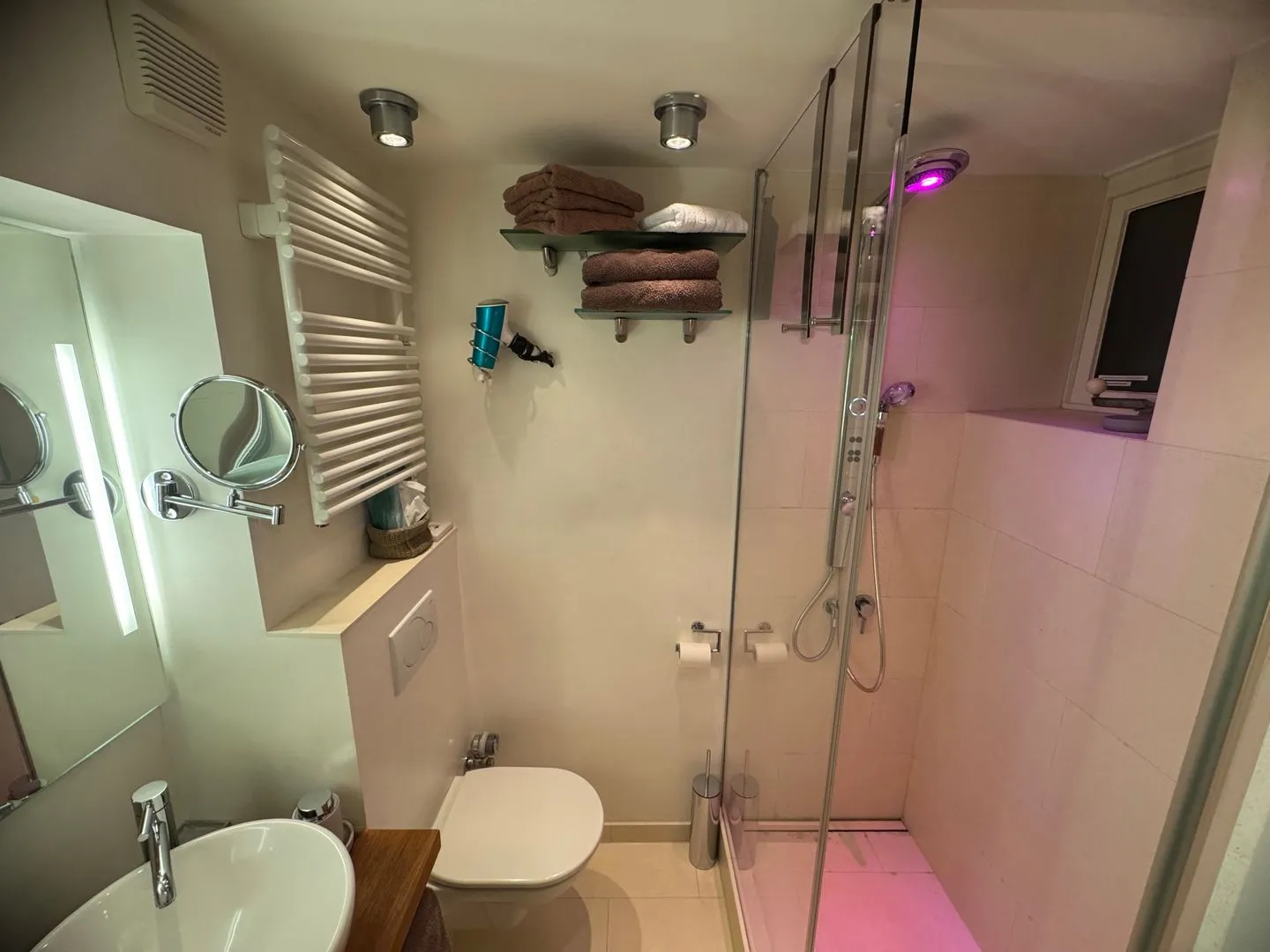 Ferienwohnung Brandenburgerstr. 11 - Dühne16 mit kleinem Meerblick Westerland - große Dusche mit Farbenspiel