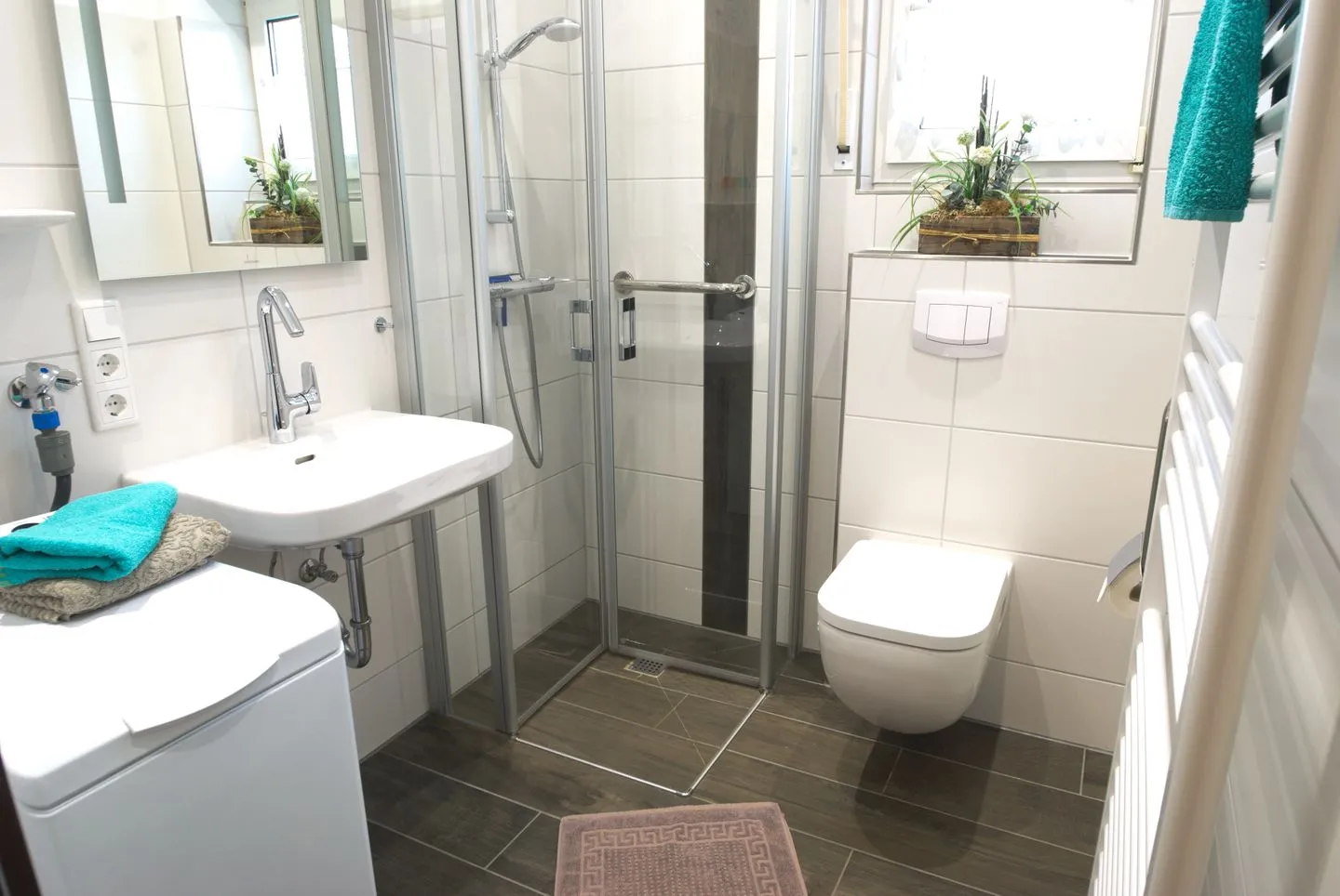 Ferienwohnung Lohr am Deich Norddeich - Badezimmer mit Waschmaschine