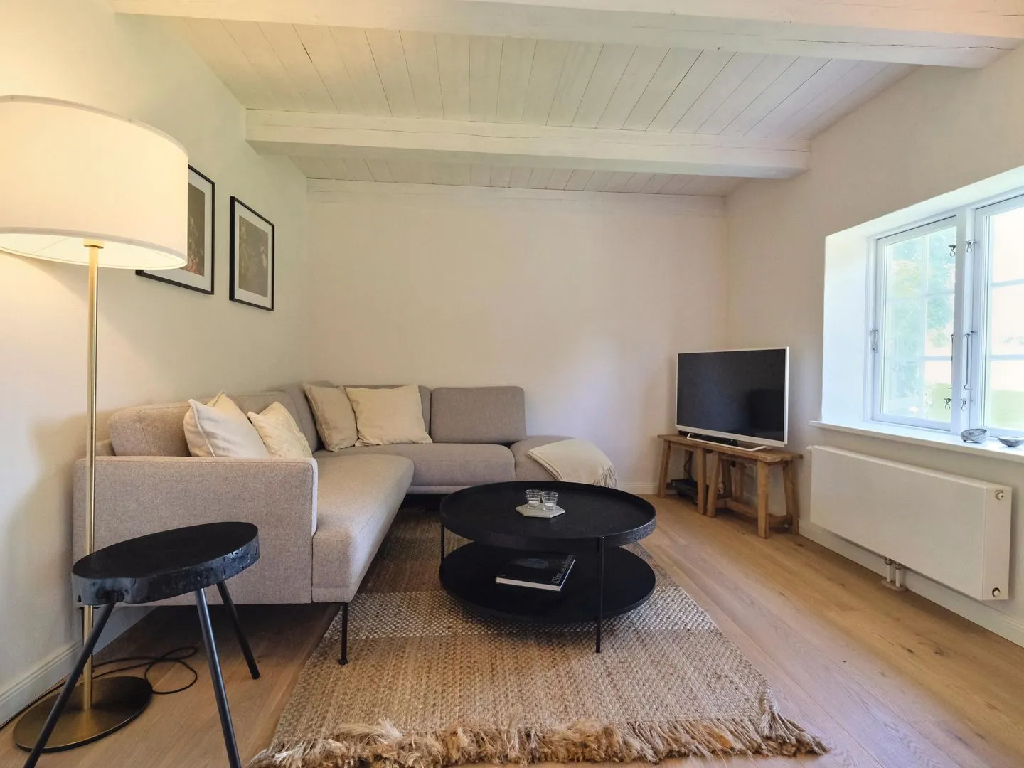 Reetdachkate Fuchsgraben Steinbergkirche - Wohnzimmer mit Smart-TV und Gartenblick