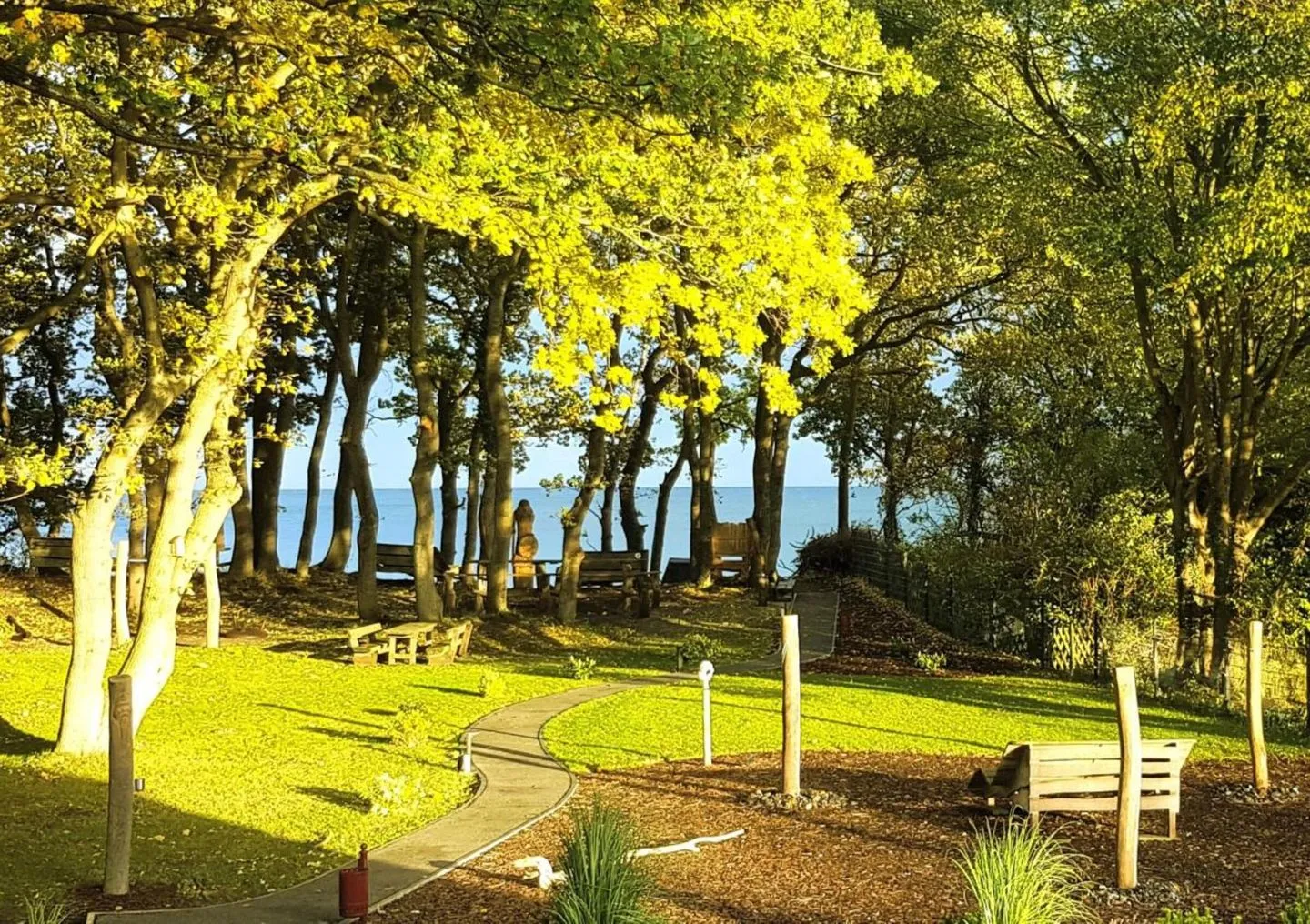 App. 10 mit Terrasse, Privatstrand Lobbe - Garten