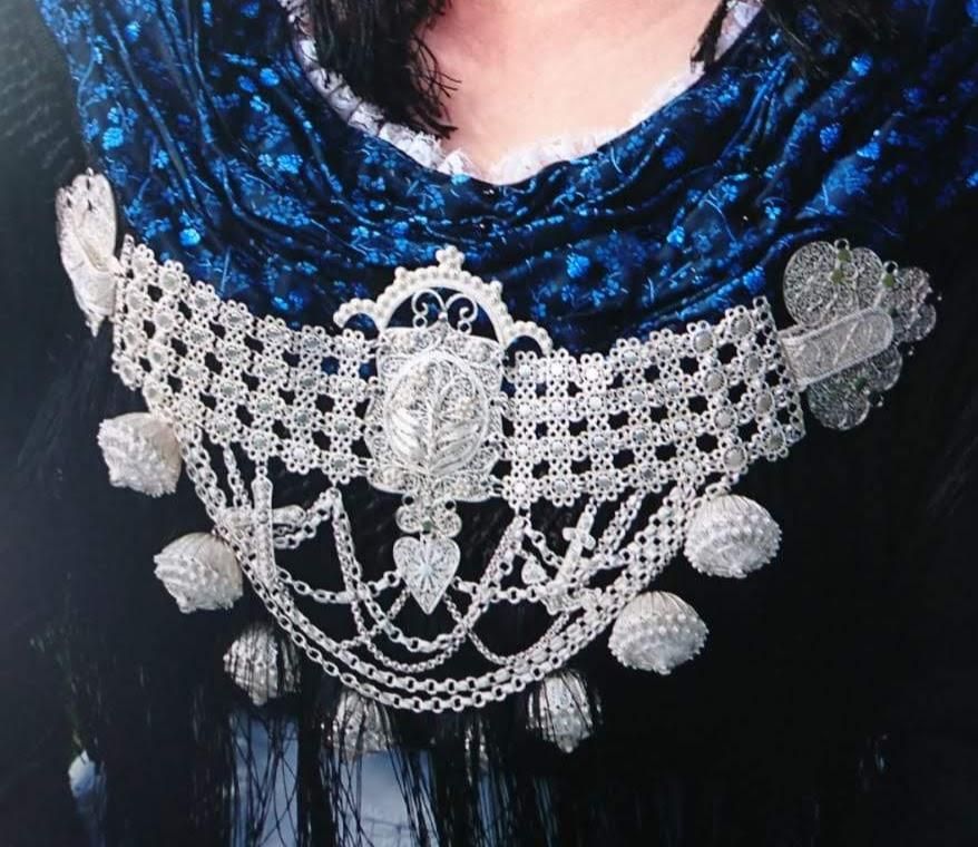 Amrumer Tracht mit Schmuck