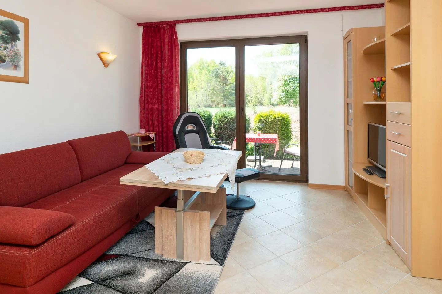 Haus Ahrens Wohnung 2 Ostseeheilbad Zingst - Wohnbereich mit Sofa und TV