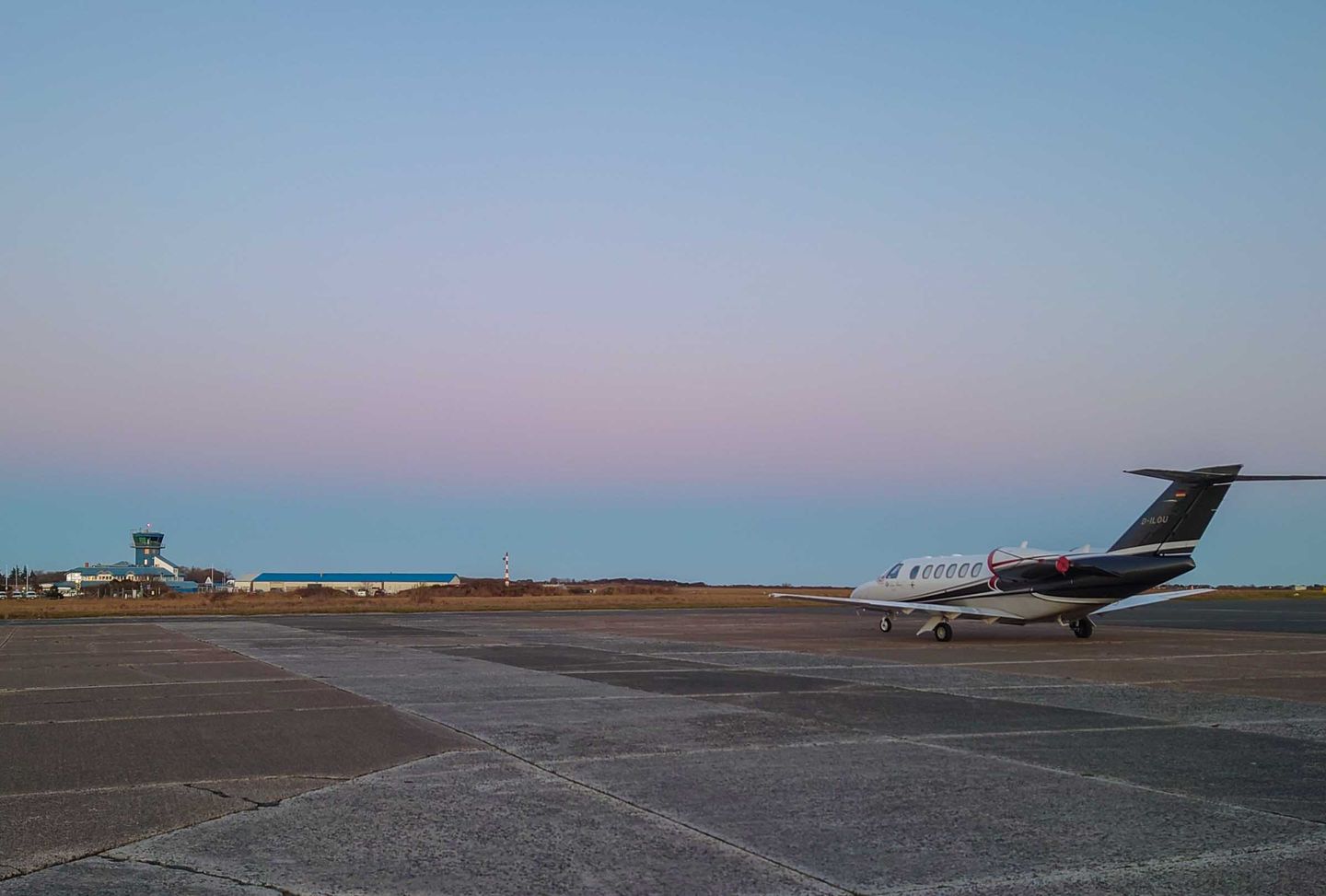 Flughafen Sylt Tower und Bereich Privatflugzeuge