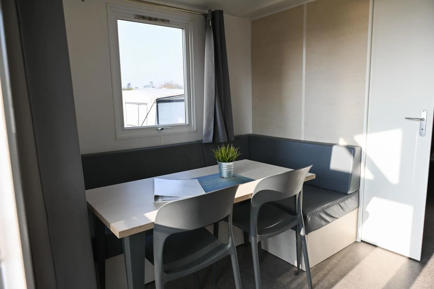 Ferienpark Süderstapel - Eiderlodge 3 Eider - Wohnzimmer