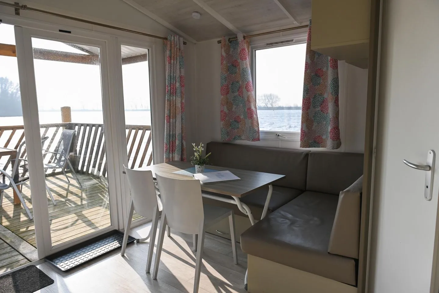 Ferienpark Süderstapel - Hausboot 1 Hundefreundlich Eider - Wohnzimmer