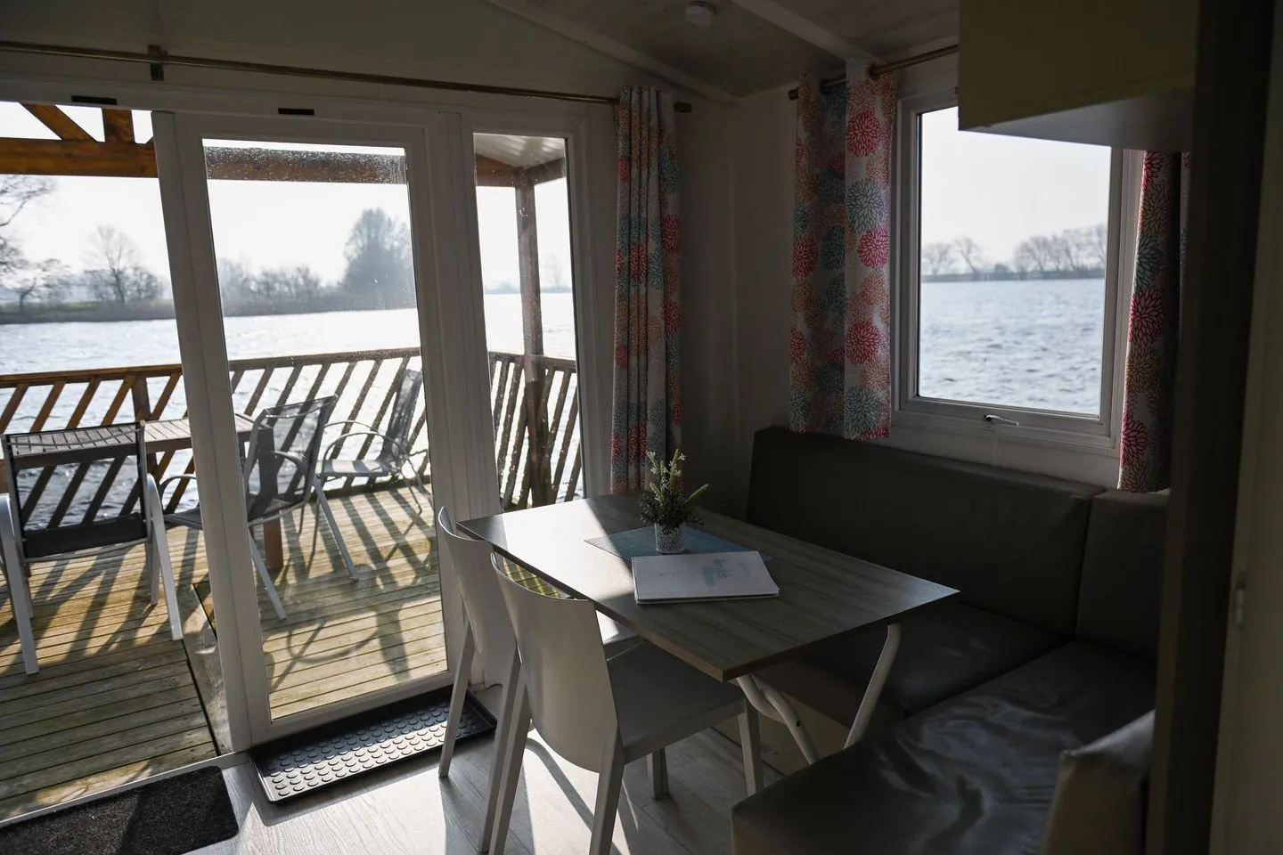 Ferienpark Süderstapel - Hausboot 1 Hundefreundlich Eider - Wohnzimmer